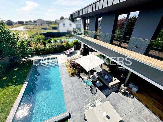 Außenbereich mit Pool