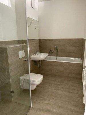 modernes Bad mit Wanne und Dusche