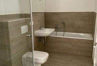 modernes Bad mit Wanne und Dusche