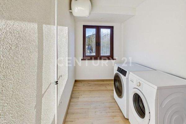 Hauswirtschaftsraum m. Waschbereich u. prakt. Arbeitsflächel