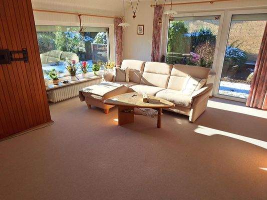 lichtdurchflutetes Wohnzimmer