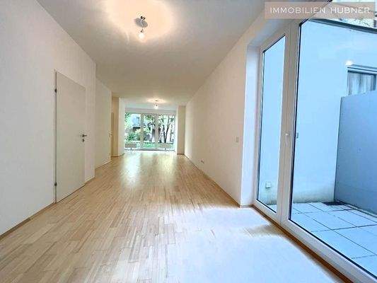 großzügiges Wohnzimmer, Blick zum Eingang