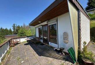 Außenansicht mit Terrasse