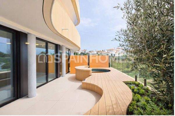 Sea-View Flat with Community Pool in Fuengirola