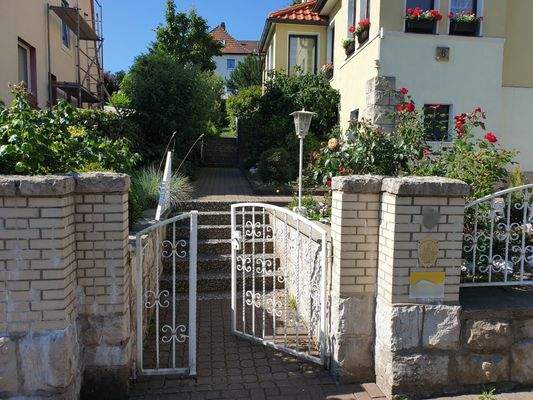 Fußweg zum Wohnhaus mit Tor