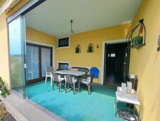 Loggia/ Terrasse mit Abgang in den Garten