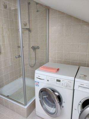 Dusche und Stellplatz Waschmaschine