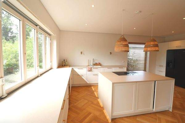 EG Küche mit exklusiver Einbauküche Kochinsel Geräten uvm.