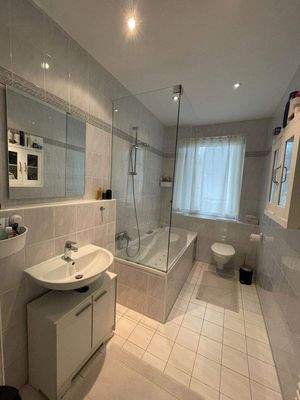 Tageslichtbad mit Wanne