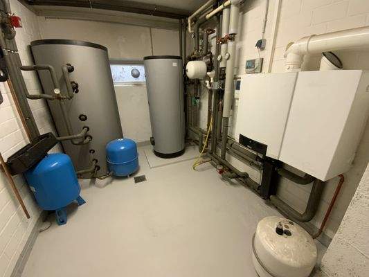 Heizungsanlage und Solar-Warmwasserspeicher