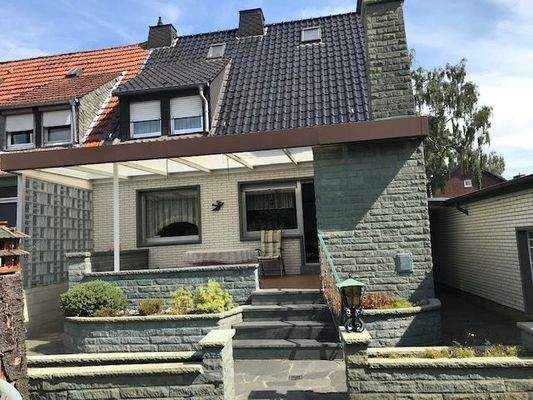 Blick vom Garten auf die Terrasse