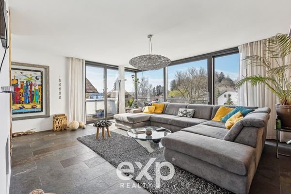 helles Wohnzimmer mit Kamin