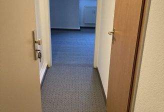 Eingang / Flur. Bad / Toilette rechts