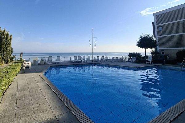 Pool mit Meerblick im Sommer