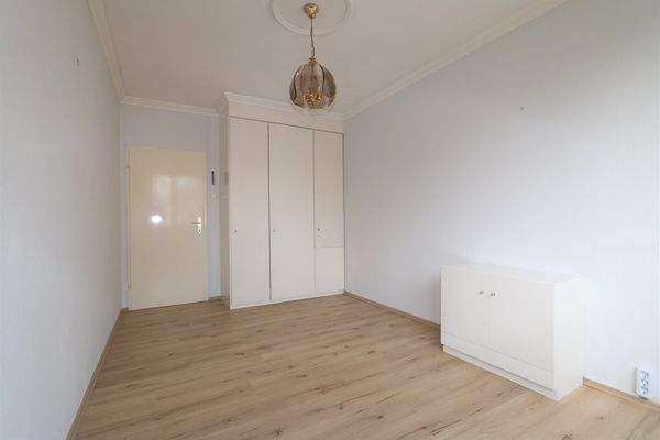 Schlafzimmer mit kleinem Schrank