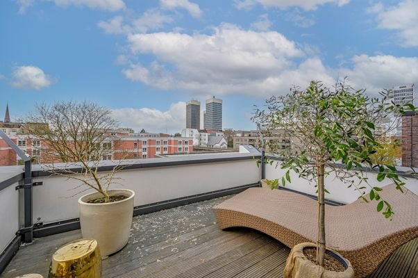 Dachterrrasse mit Blick auf die Mundsburg- Türme