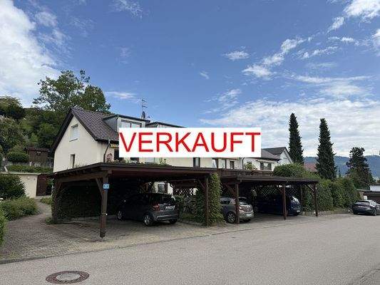 Hausansicht mit Carport