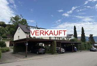 Hausansicht mit Carport