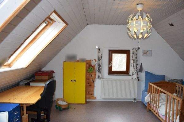 Wohnlich ausgebautes Zimmer