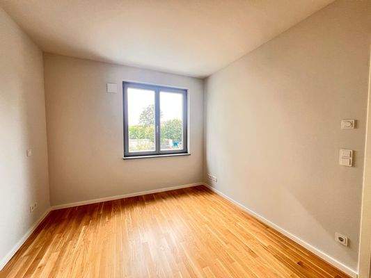 Helles Zimmer mit Parkettboden