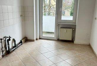 Küche mit Balkonzugang