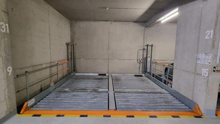 Parkplatz mit Hebebühne