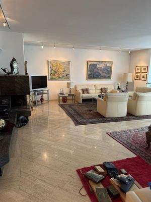 großes Wohnzimmer mit Kamin.jpg