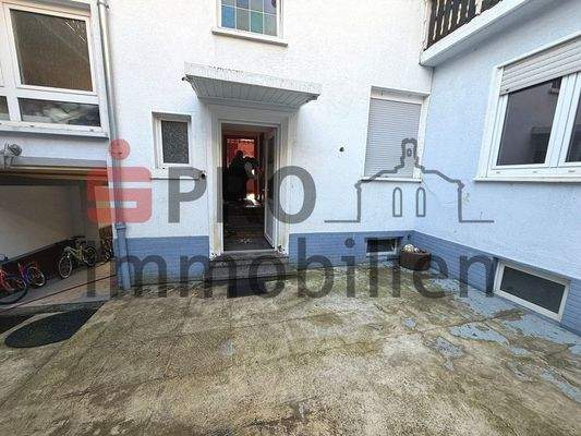 Hof mit Eingang zum Gebäude