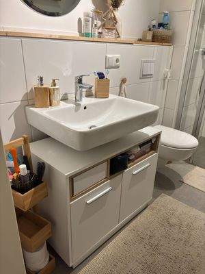 Badezimmerschrank weiß mit zwei Türen.jpg