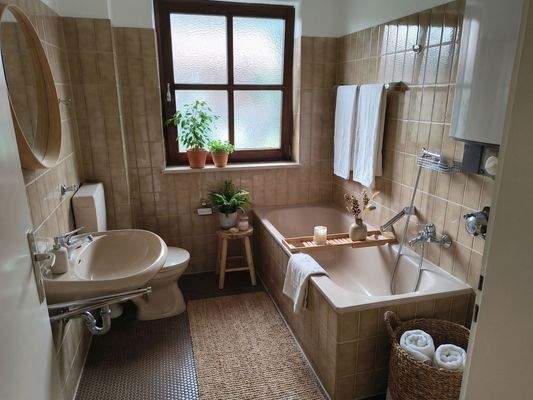 [KI-optimiertes Foto] Tageslichtbad mit Duschwanne