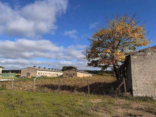 Blick auf das Grundstück mit den Hallen u. dem EFH