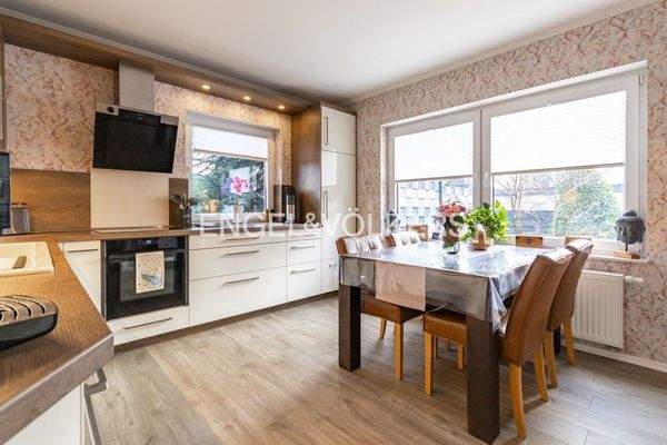 In der Küche finden sie sowohl zum Kochen, als auch zum Essen Platz. Neben der Küche ist auch die Sitzgruppe enthalten.