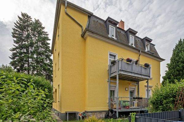 Hausansicht mit Balkonen