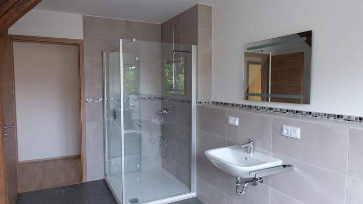 Whg 2 Bad Blick auf Duschkabine.JPG