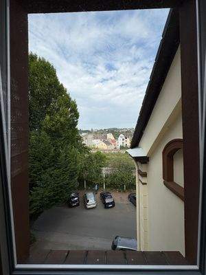 Blick aus Fenster auf Straße