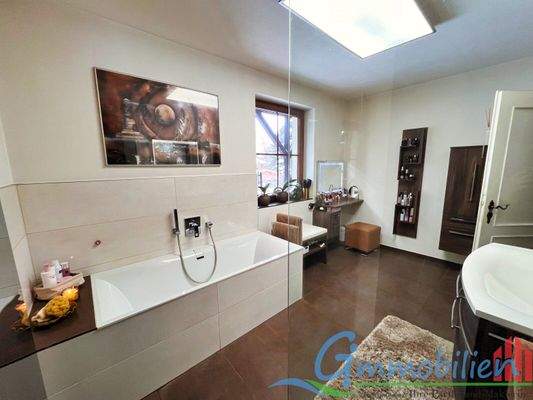 hochwerttiges Badezimmer im EG