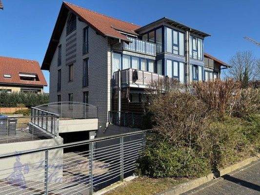 Westseite und Tiefgarageneinfahrt