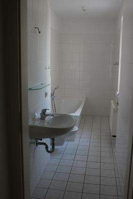 Tageslichtbad mit Badewanne und WC