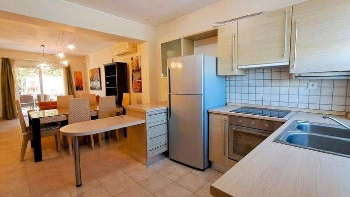 Kreta, Maleme: Erdgeschoss-Apartment mit 2 Schlafzimmern, Garten und Gemeinschaftspool, nur wenige Schritte vom Strand entfernt