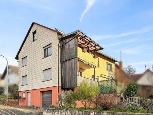 Rückansicht mit Balkon