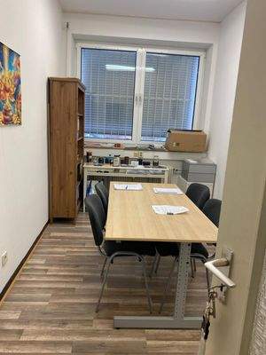 Attraktive Bürofläche mit 5 Büroräumen und Parkplätzen in Frankfurt-Nieder-Eschbach