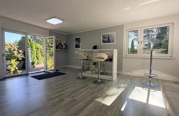 Der Mehrzweckraum mit Blick und Zugang zur Terrasse