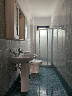 Kreta, Koutouloufari: Haus im Dorfzentrum mit großer Dachterrasse mit herrlichem Blick auf Hersonissos und das Meer zu verkaufen