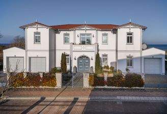 Moderne Bäderstil-Strandvilla in direkter Ostseelage mit eigenem Strandzugang DAHLER Rostock