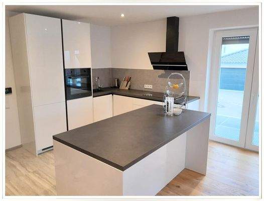 ...zur Küche mit EBK, Theke und Balkon!