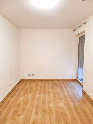 Schlafzimmer m. Zugang zum Balkon