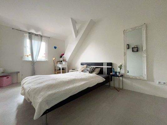 Wohnung 1 Schlafzimmer 3: Ein helles Zimmer, das Leichtigkeit atmet