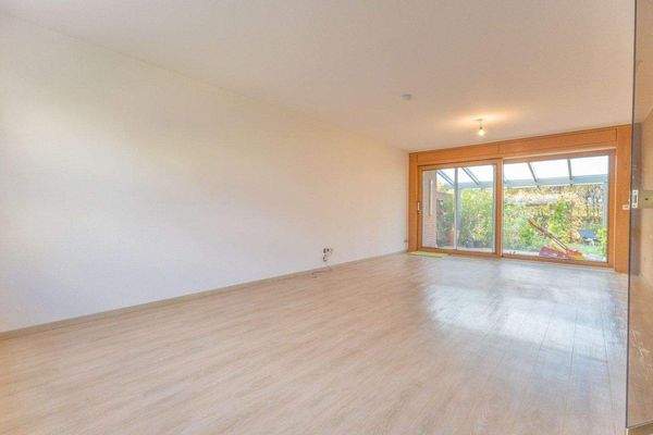 großes Wohn-Esszimmer mit Zugang zur Terrasse