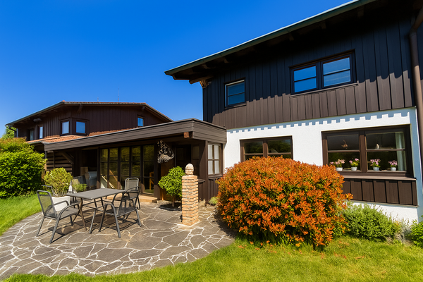 Sonnige Terrasse mit direktem Zugang zum Wintergarten