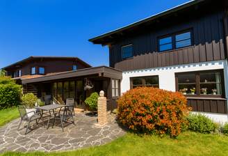 Sonnige Terrasse mit direktem Zugang zum Wintergarten